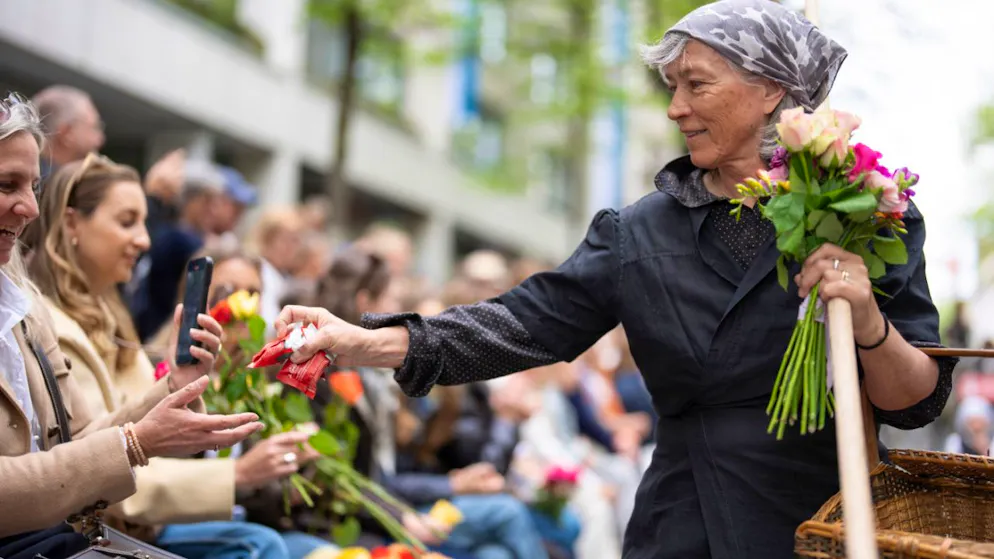 Les Zurichois ont brûlé le bonhomme hiver au Sechseläuten – Gallery. Distribution de mini-tourtes aux noix d'Engadine aux spectateurs: le canton des Grisons était l'hôte d'honneur à Zurich cette année.