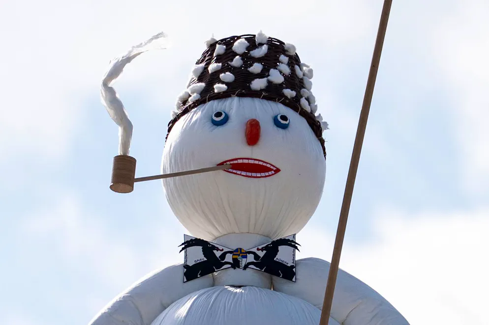 Der Böögg mit der Fliege des Gastkantons Graubünden.