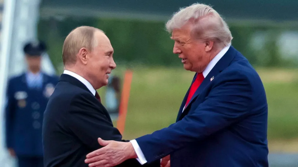 Mächtige Staaten – das heisst: deren Regierungen – foutieren sich zunehmend um Menschenrechte, Völkerrecht und internationale Regeln, ist das Fazit von Amnesty International. Dazu gehören Russland mit Präsident Wladimir Putin (links) und die USA mit Präsident Donald Trump. (Archivbild)