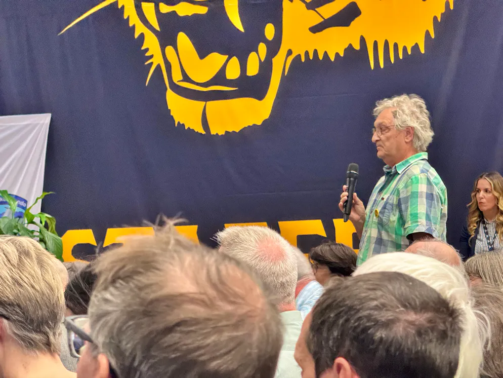 Wut im Berner Oberland: Bevölkerung kanzelt Armee wegen Lärmschutz-Plänen ab. Johannes Gumpinger (rechts) war einer, der kritische Fragen stellte.