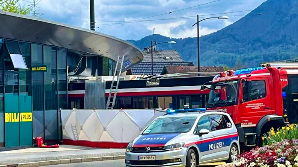 Emergency services at the scene of the accident in Salzburg. Photo: Fmt-Pictures - Mw/APA/dpa