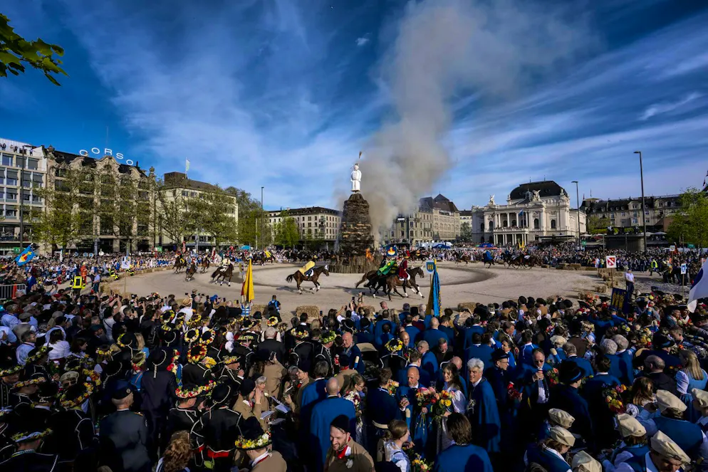 The pyre is burning and this year, too, many spectators watch the spectacle on Sechseläutenplatz.