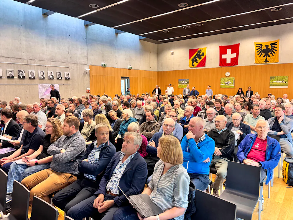 Wut im Berner Oberland: Bevölkerung kanzelt Armee wegen Lärmschutz-Plänen ab. Über 170 Bürgerinnen und Bürger kamen zur Infoveranstaltung zum Kampfjet.