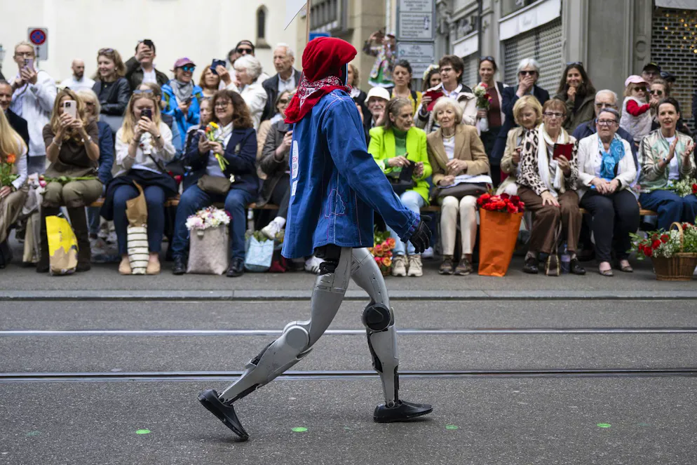 Ein Roboter läuft am traditionellen Umzug der Zünfte am Zürcher Sechseläuten mit.