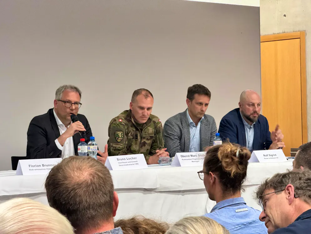 Wut im Berner Oberland: Bevölkerung kanzelt Armee wegen Lärmschutz-Plänen ab. Die Armee war mit vier Kaderleuten und Experten vor Ort.