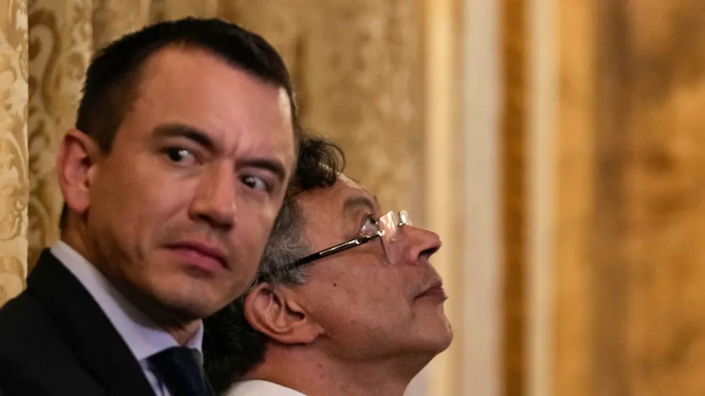 Daniel Noboa (in primo piano) e Gustavo Petro.