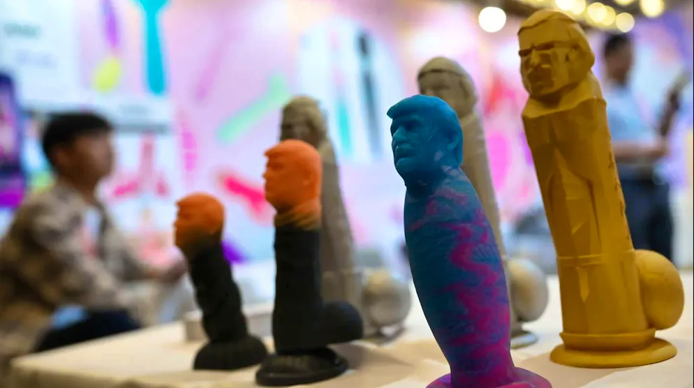 Alla fiera si possono trovare anche curiosi giocattoli con la testa di Donald Trump.