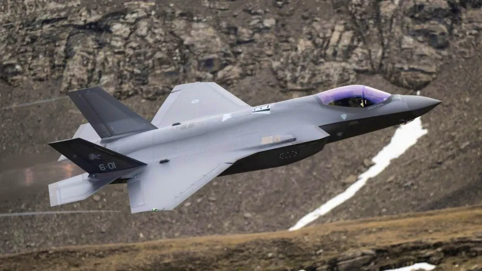 An Italian F-35 fighter jet at the Axalp airshoot in the Bernese Oberland. If the new fighter jets take off regularly in Switzerland, additional noise protection measures will be required.