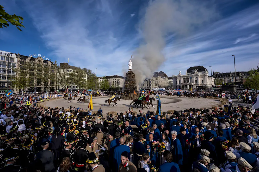 Der Scheiterhaufen brennt, auch dieses Jahr verfolgen viele Zuschauer*innen das Spektakel auf dem Sechseläutenplatz. 
