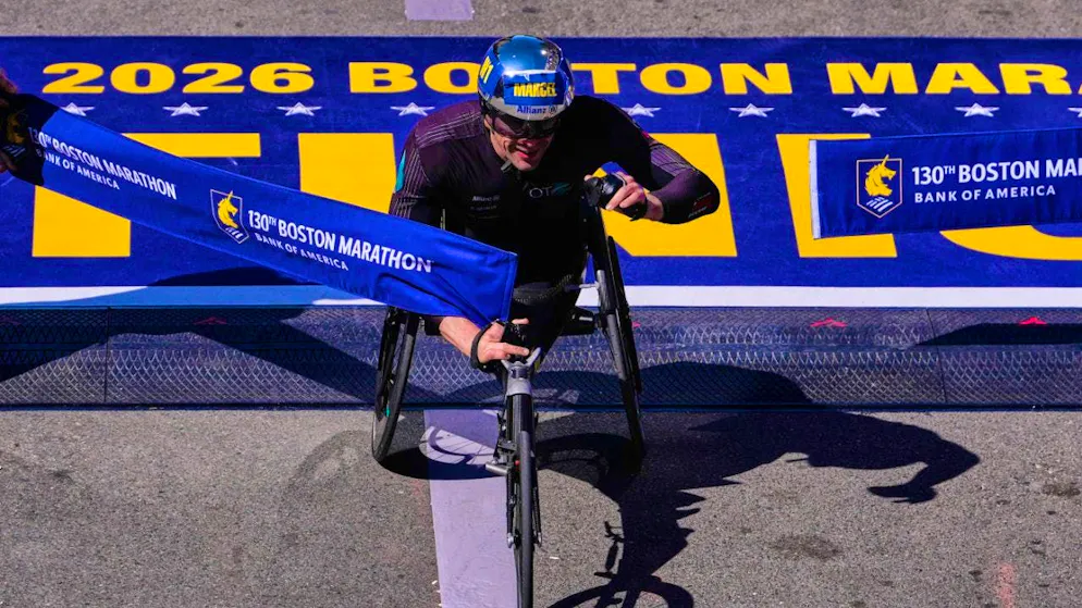 Marcel Hug crosses the finish line in Boston after 42.195 km in first place again this year