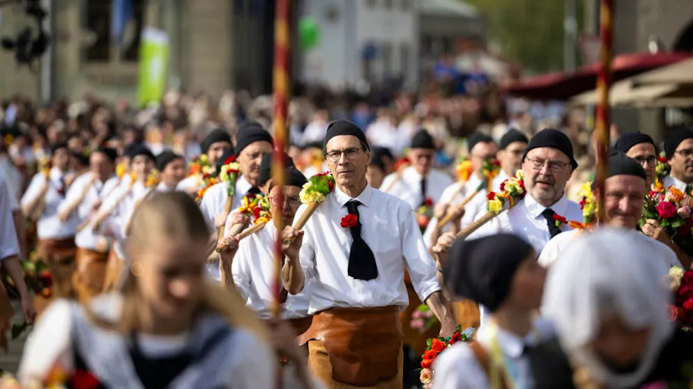 Les Zurichois ont brûlé le bonhomme hiver au Sechseläuten – Gallery. Les Zurichois fêtent le Sechseläuten depuis des siècles. Son nom signifie «six heures sonnent».
