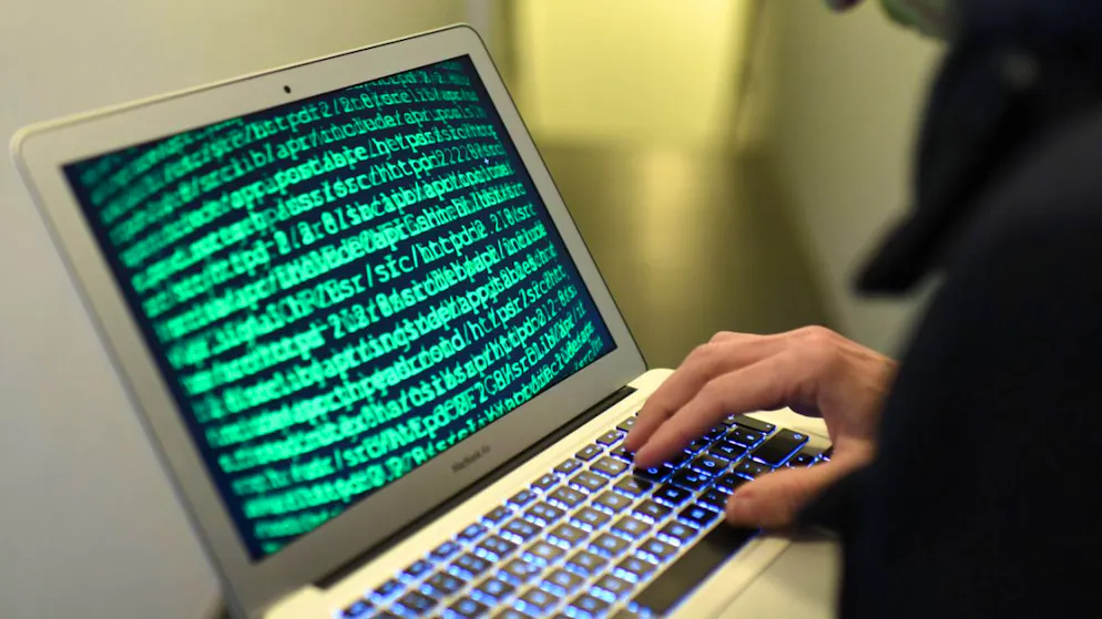 La popolazione svizzera è consapevole del fatto che l’intelligenza artificiale rappresenta un rischio in più per i casi di truffa cibernetica (foto simbolica)