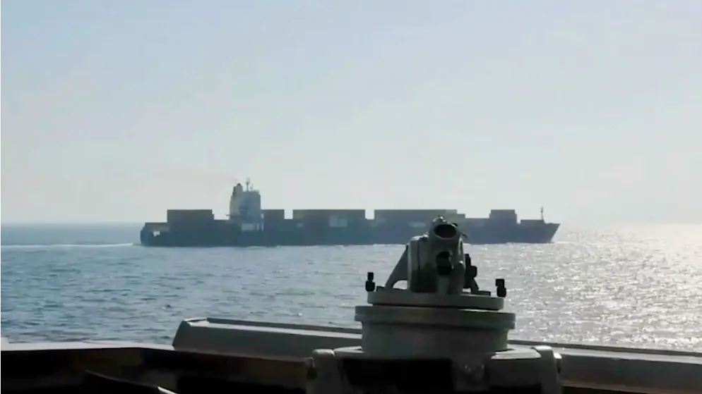 Ein Screenshot eines vom US-Regionalkommando veröffentlichten Videos, das einen US-Zerstörer zeigen soll, der am Sonntag im Arabischen Meer auf ein unter iranischer Flagge fahrendes Frachtschiff feuert.