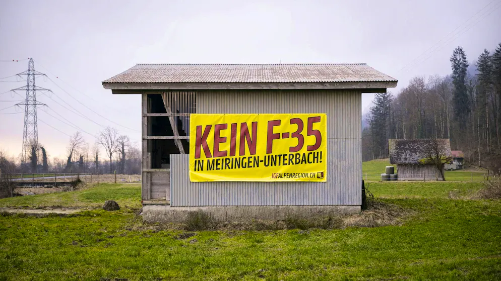 Da mesi nell'area di Meiringen sono stati affissi manifesti con lo slogan «Nessun F-35 a Meiringen-Unterbach». Sono stati affissi dall'associazione IGF Alpine Region.