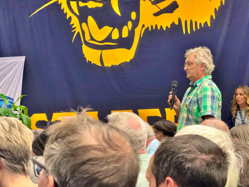 Rabbia nell'Oberland bernese: la popolazione respinge i piani di protezione dal rumore dell'esercito per gli F-35. Johannes Gumpinger (a destra) è stato uno  dei cittadini che ha posto domande critiche.