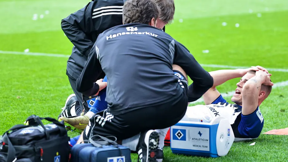 Miro Muheim verletzt sich im Spiel gegen Werder Bremen