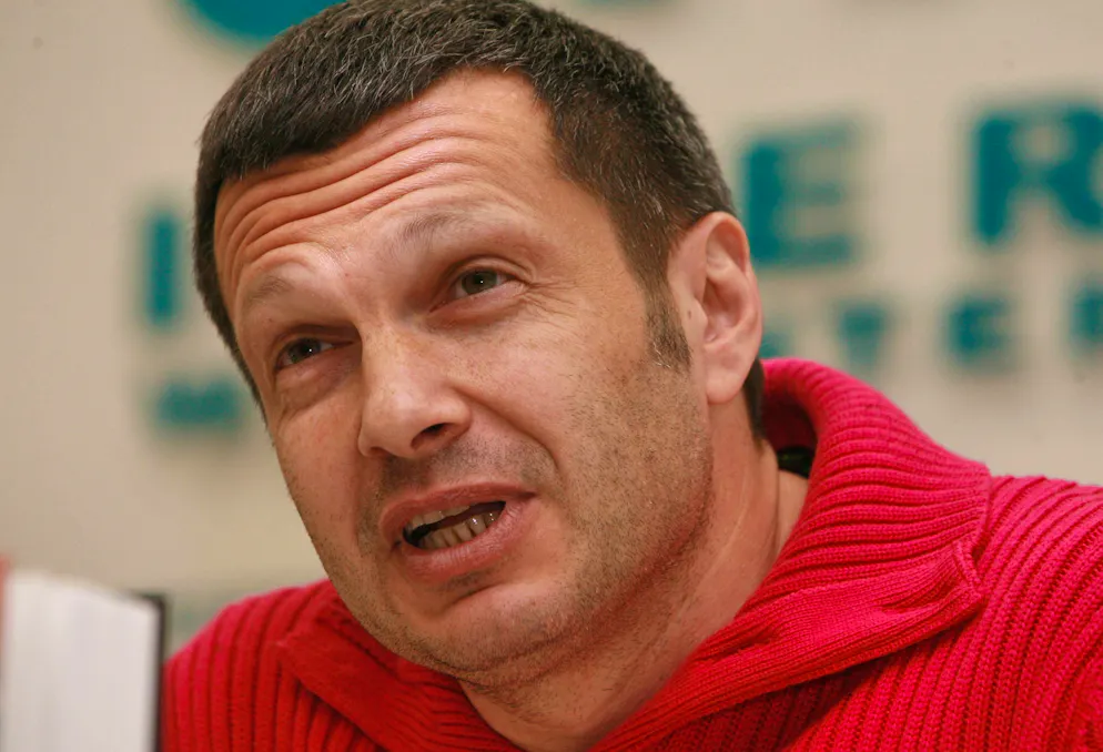 «Cette Meloni est une créature fasciste qui a trahi ses électeurs, car elle s’est présentée avec des slogans complètement différents», a déclaré le présentateur en russe Vladimir Soloviev.