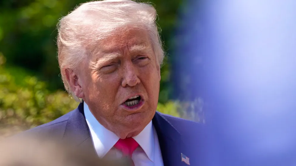 ARCHIV – US-Präsident Donald Trump spricht mit Reportern. Foto: Jen Golbeck/FR172329 AP/dpa/Archivbild