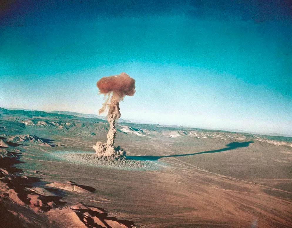 Le nuvole a fungo prodotte dai test sulle bombe nucleari nel deserto del Nevada potevano talvolta essere viste fino a Las Vegas.
