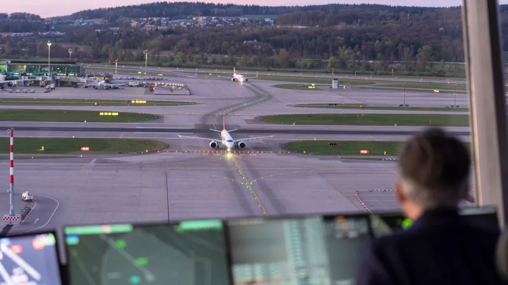 Wegen eines technischen Problems müssen die Fluglotsen auf ein manuelles Verfahren zurückgreifen. Das benötigt laut der Flugsicherung Skyguide mehr Zeit. (Archivbild)