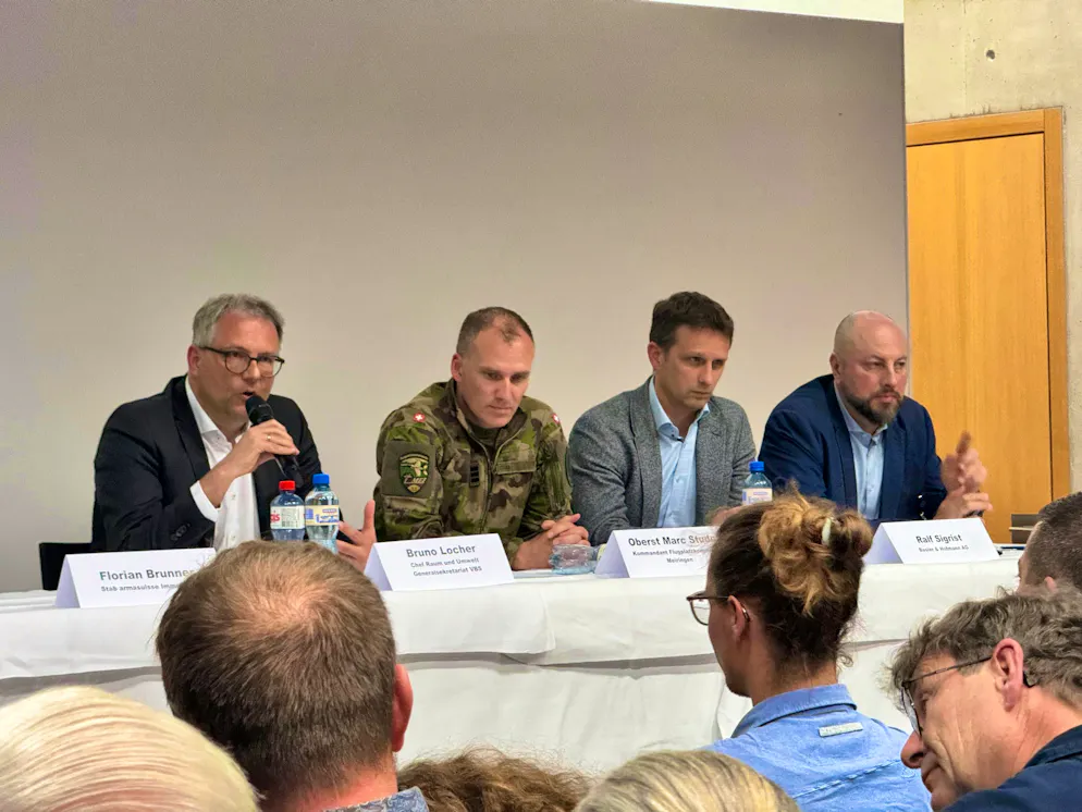 Rabbia nell'Oberland bernese: la popolazione respinge i piani di protezione dal rumore dell'esercito per gli F-35. Per l'esercito era presenti quadri ed esperti.