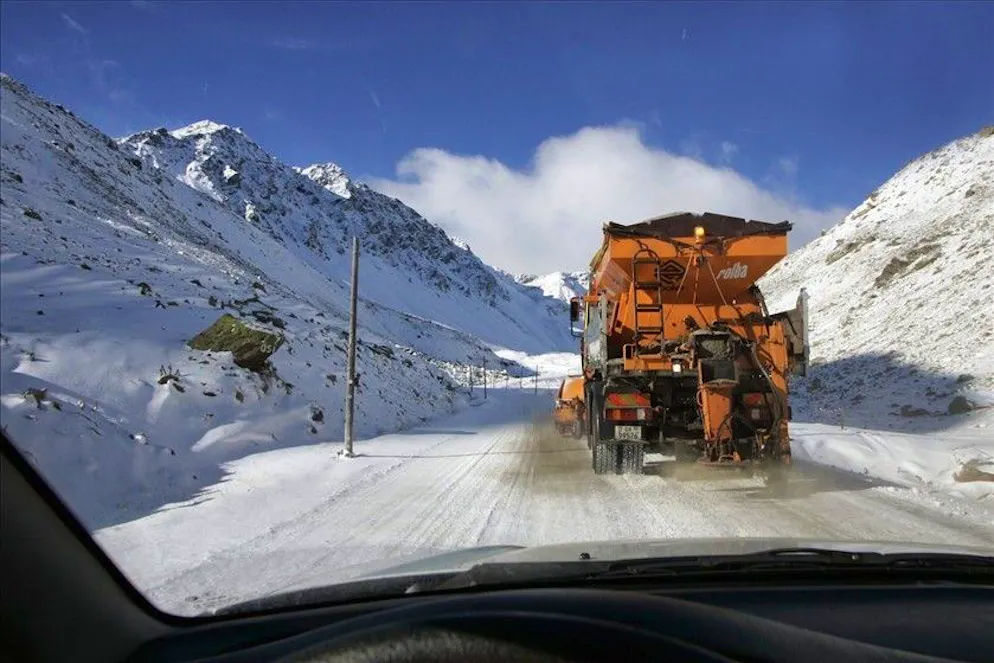 I lavori di pulizia in atto sul Passo della Flüela in una foto d'archivio