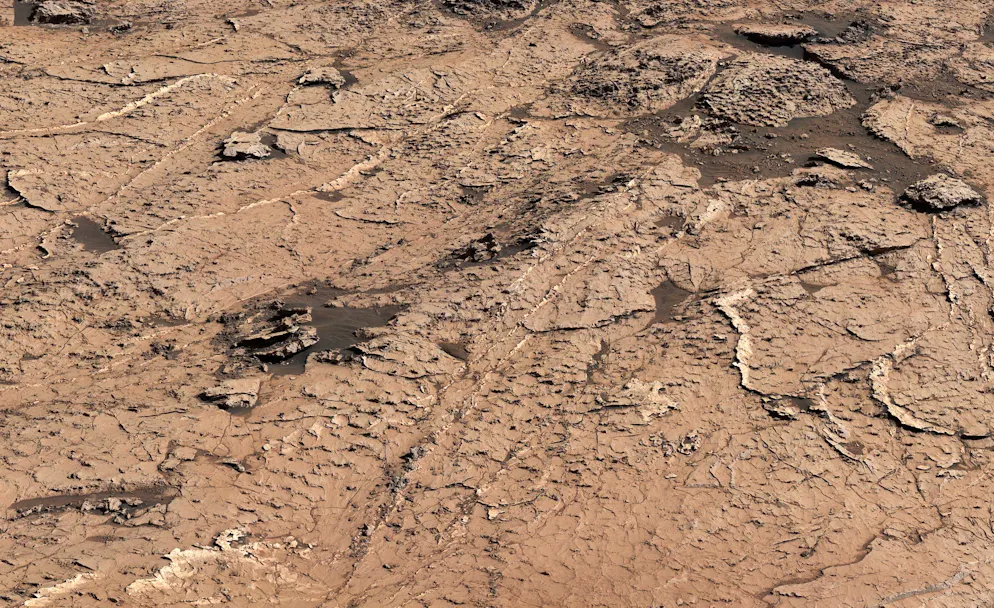 Le rover martien avait découvert d’anciennes fissures de boue bien conservées qui, selon les scientifiques, se seraient formées à la suite de longs cycles d’alternance entre périodes humides et sèches s’étalant sur de nombreuses années — une preuve supplémentaire que la planète rouge aurait pu être habitable autrefois. Cette découverte constitue la première preuve de l’existence de ces cycles d’alternance humide-sec sur Mars.