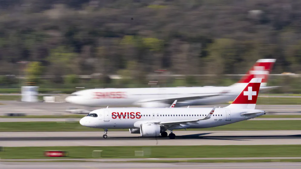 Wegen der wegen des Iran-Kriegs erwarteten Kerosinknappheit in Europa könnte die Swiss auf das Schweizer Kerosinpflichtlager angewiesen sein, schreibt der «Tages-Anzeiger». (Archivbild)