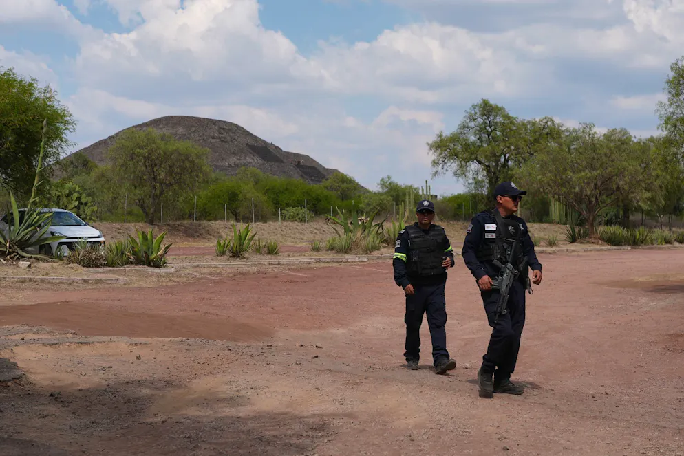 Mexiko: Zwei Tote nach Schüssen in touristischer Ruinenstadt – Gallery. Polizisten patrouillieren vor den Pyramiden, nachdem ein Bewaffneter in Teotihuacan das Feuer eröffnet hat.