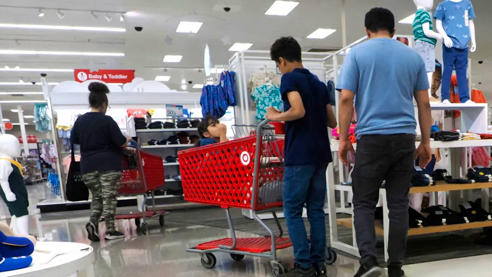 Sur un an, l'indice qui couvre à la fois les achats en magasin ou en ligne, les sorties au restaurant ou les pleins d'essence aux Etats-Unis, est en hausse de 4% (archives).