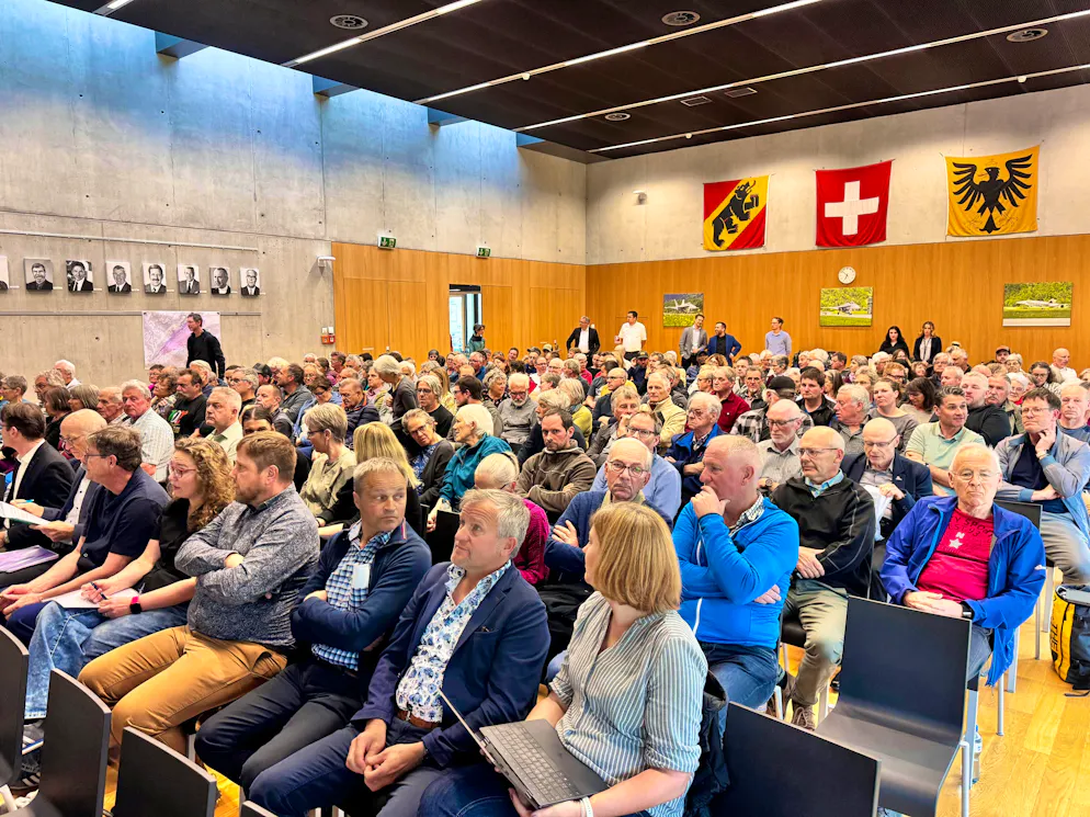 Rabbia nell'Oberland bernese: la popolazione respinge i piani di protezione dal rumore dell'esercito per gli F-35. Oltre 170 cittadini hanno partecipato all'evento informativo sui nuovi caccia F-35.