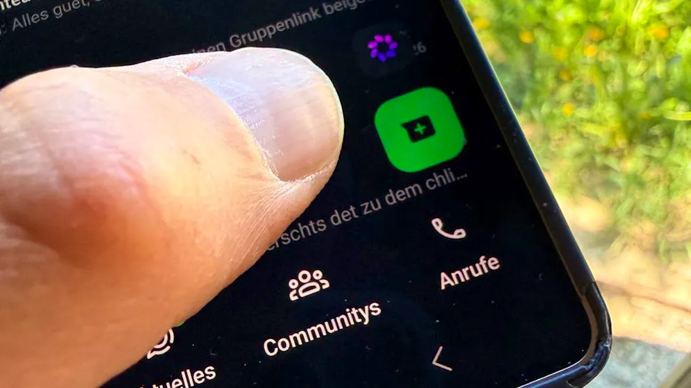 Blauer Kreis plötzlich verschwunden. Was macht diese lila Blüte in WhatsApp?