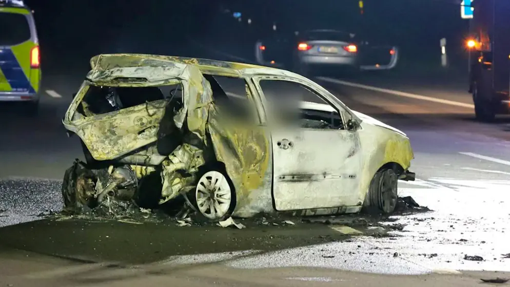 Bei dem Unfall brannte der VW Polo komplett aus.