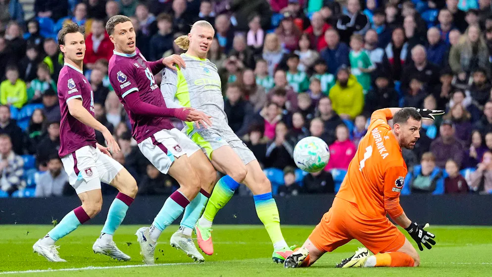 Erling Haaland bleibt eiskalt: Manchester City schlägt Burnley 1:0.