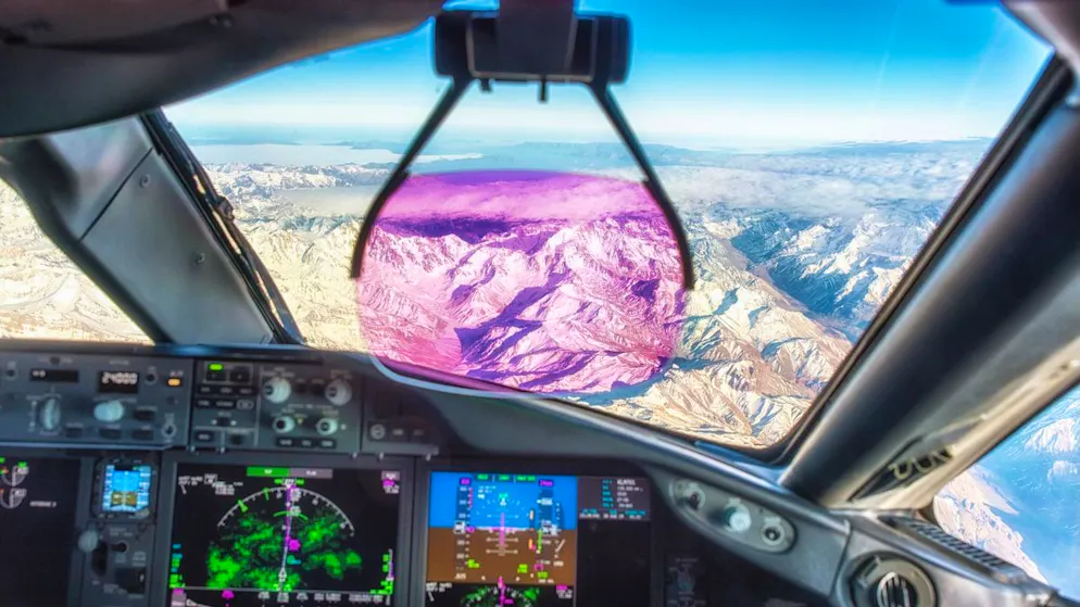 Kurz nach dem Start. Flugzeug-Kapitän von Bildschirm k.o. geschlagen