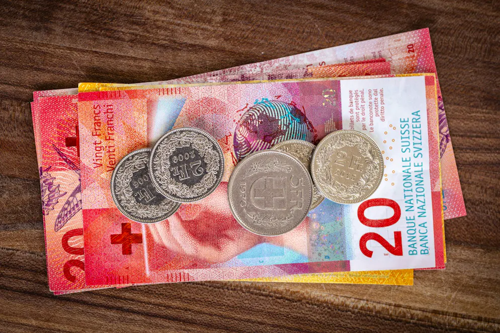 bluewin.ch - A chunk goes into your savings account with every card payment