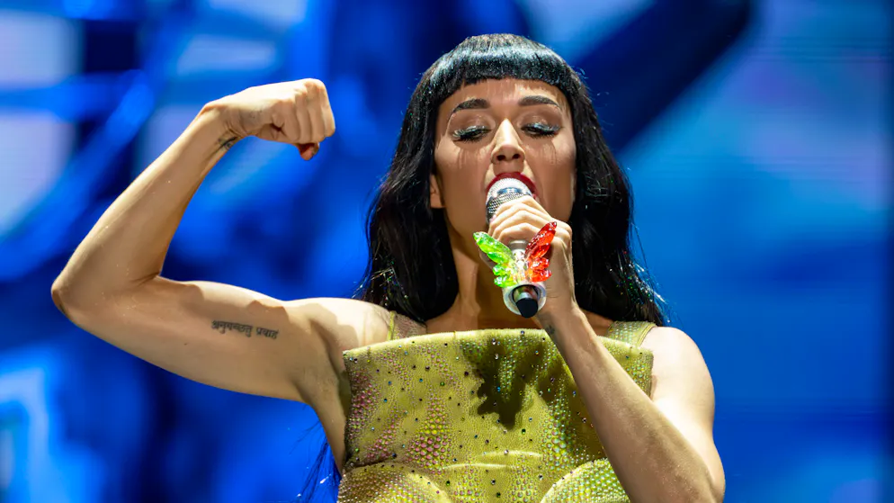Ecco il video!. Non aveva monetine: Katy Perry mette la carta di credito nella Fontana di Trevi