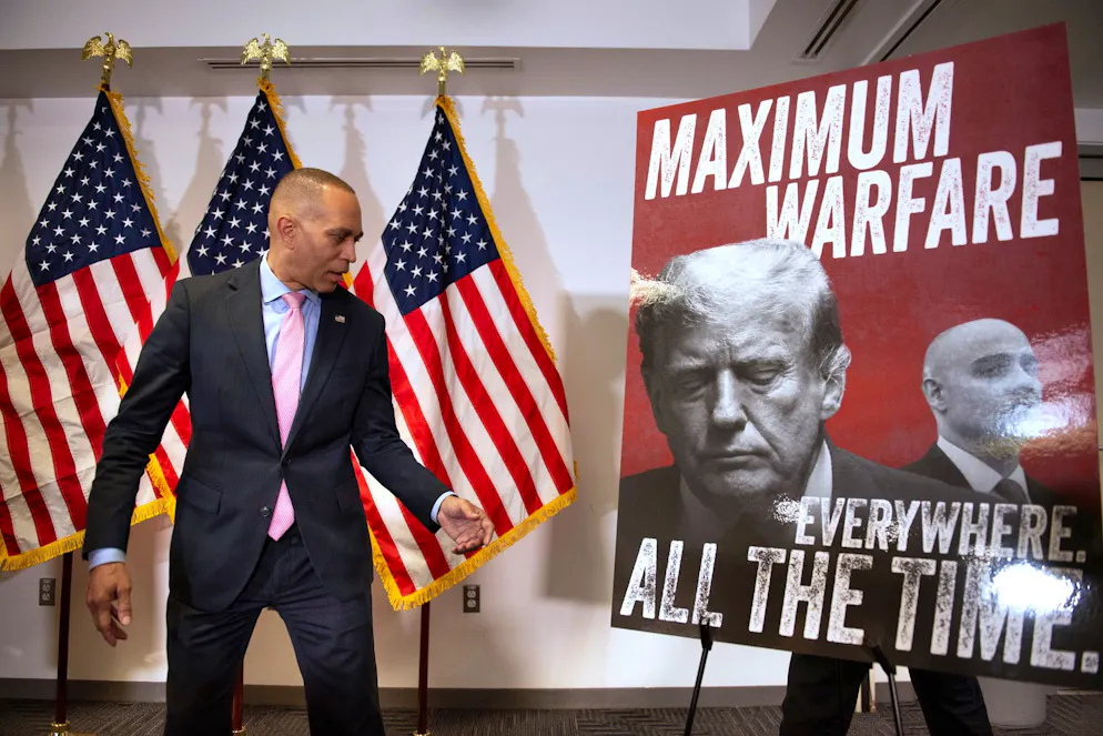 Hakeem Jeffries, chef de file de la minorité démocrate à la Chambre des représentants (New York), s'exprime au sujet du vote sur le redécoupage électoral en Virginie, au siège du Comité national démocrate à Washington, le mercredi 22 avril 2026. (Photo AP/Cliff Owen)