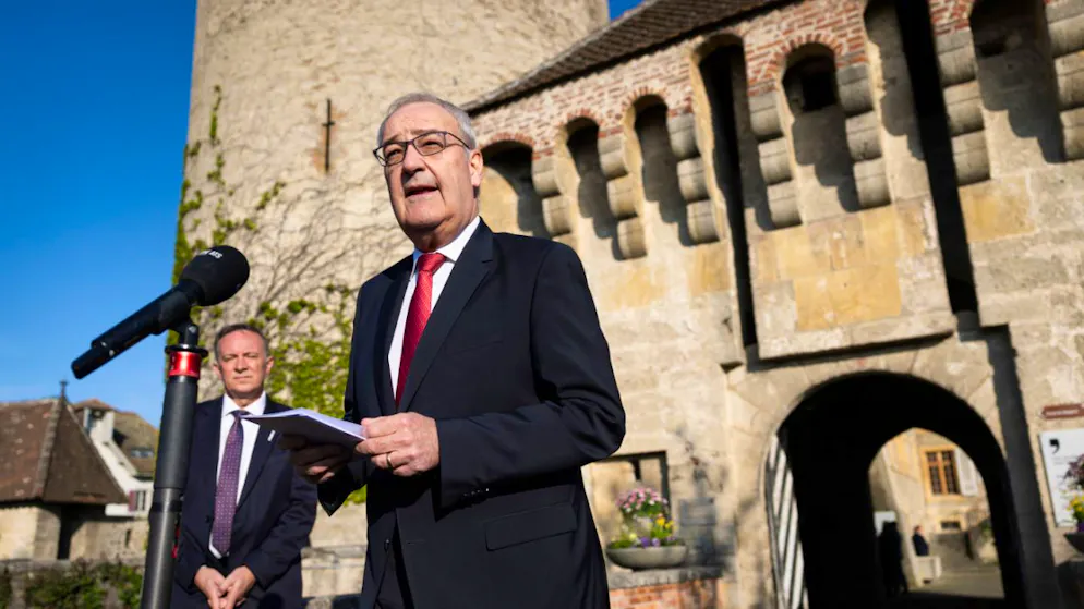 Guy Parmelin (rechts) mit dem Freiburger Regierungspräsidenten Philippe Demierre vor den Medien in Estavayer-le-Lac.