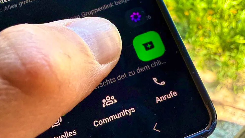 The blue circle is gone, but purple dots have now appeared in WhatsApp.
