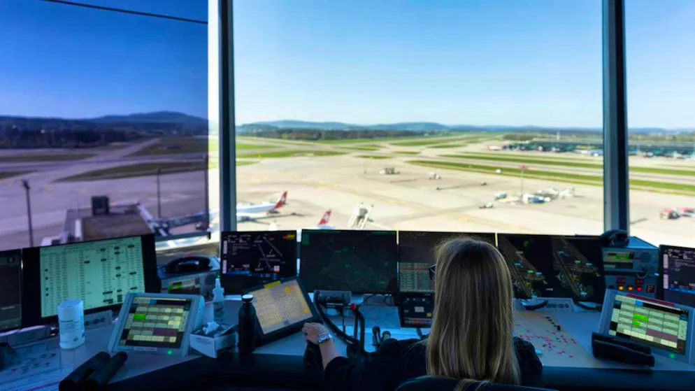 A skyguide employee in the tower at Zurich Kloten Airport directs aircraft on departure and approach. (archive picture)