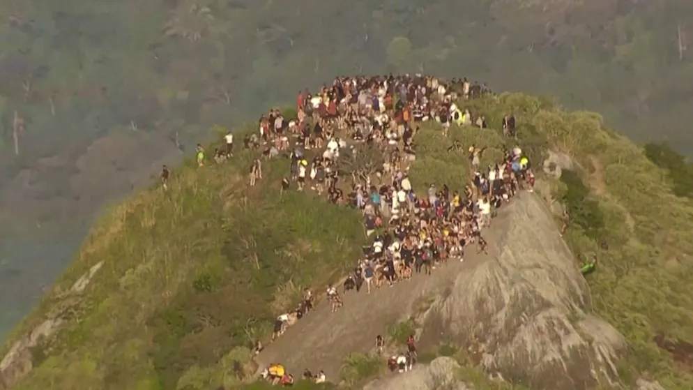 Polizeieinsatz in Rio de Janeiro. Hier sitzen 200 Touristen wegen Schiesserei auf Berg fest