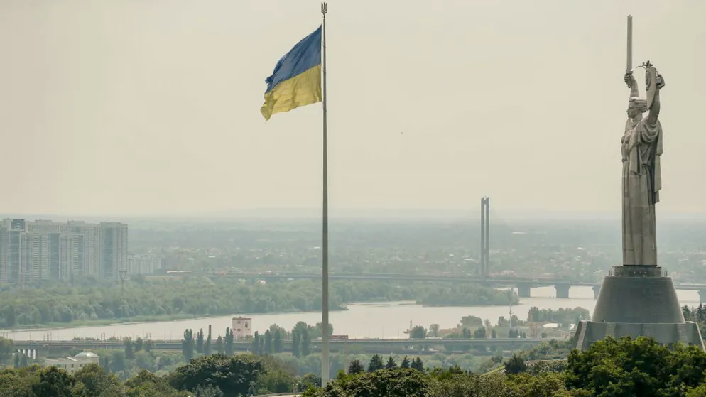 Bandiera ucraina sventola sopra Kiev