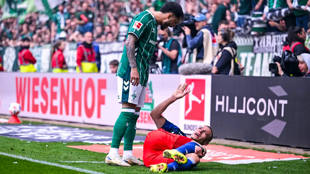 Leonardo Bittencourt schreit den verletzt am Boden liegenden Miro Muheim an.