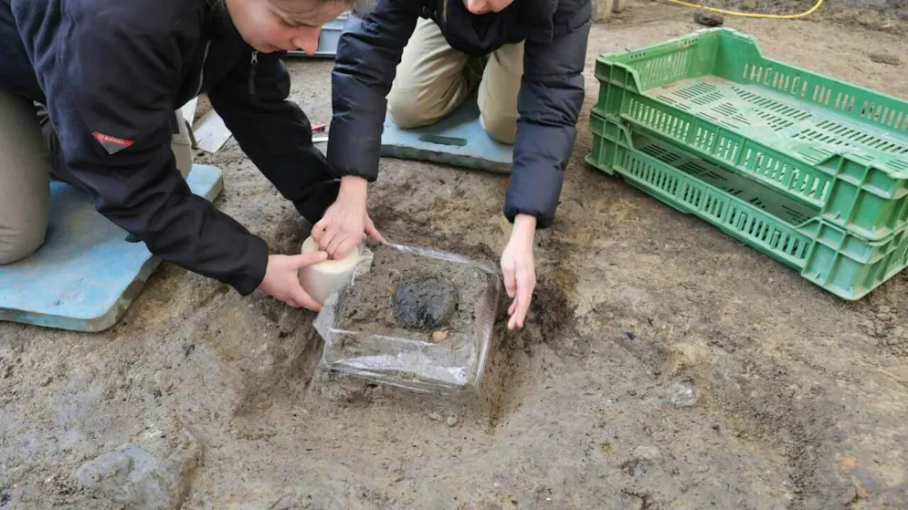 Le pain plat calciné de 10 cm de diamètre et 3 cm d'épaisseur, extrait lors des fouilles archéologiques, a été entretemps envoyé à Vienne pour que sa composition y soit analysée.