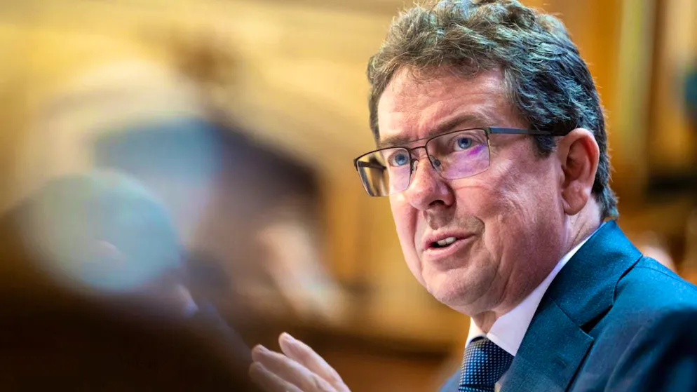 Federal Councillor Albert Rösti has to have an operation on his back and can only work to a limited extent for several weeks during the recovery period after the operation. (archive picture)