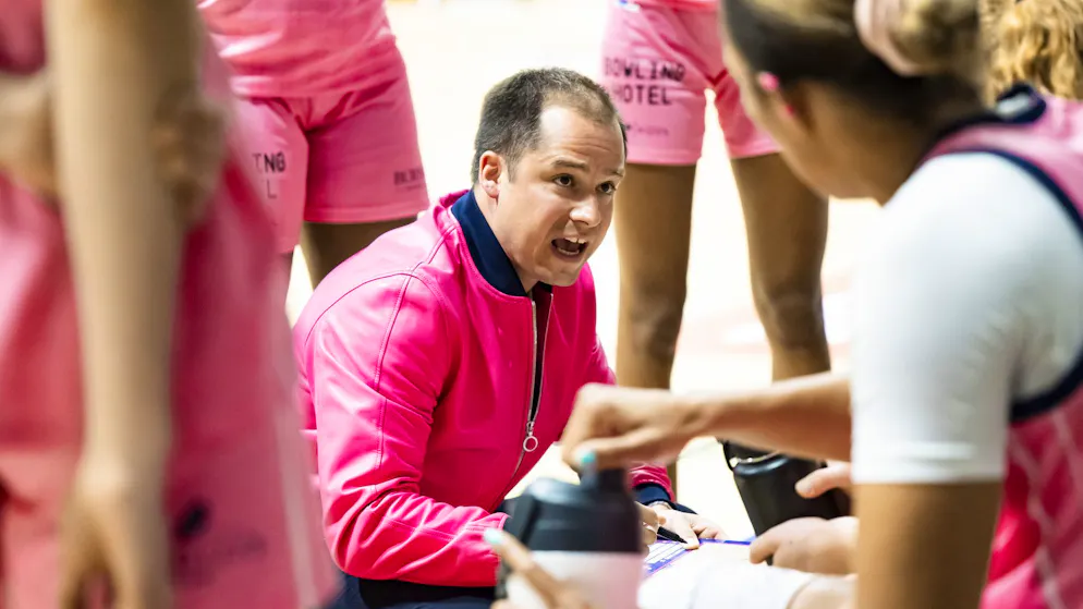 L'entraîneur de Nyon Loan Morand parle à ses joueuses lors de l'acte 3 de la finale.