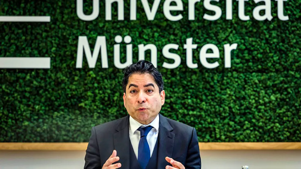 Prof. Dr. Mouhanad Khorchide, Direktor des Zentrums für Islamische Theologie und Gründungsdekan der neuen Fakultät, spricht während einer Pressekonferenz. An der Universität Münster nimmt zum 1. Juli eine Islamisch-Theologische Fakultät ihre Arbeit auf. Foto: Lars Berg/dpa