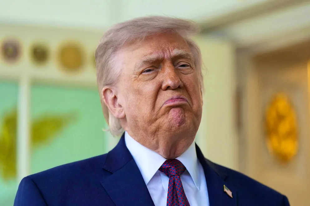 Gallery Medio Oriente 23 aprile. Il presidente Donald Trump parla fuori dallo Studio Ovale della Casa Bianca.