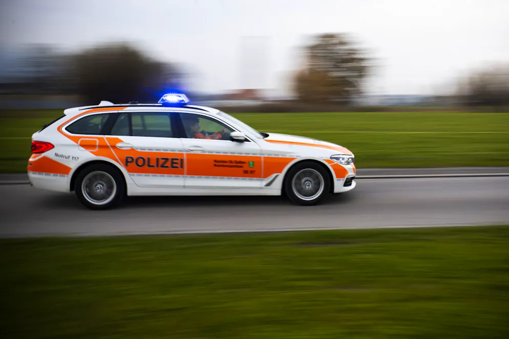 Le vol de deux voitures de luxe mercredi à l'aube chez un concessionnaire à Widnau (SG) a entraîné une course-poursuite avec la police sur l'autoroute. 